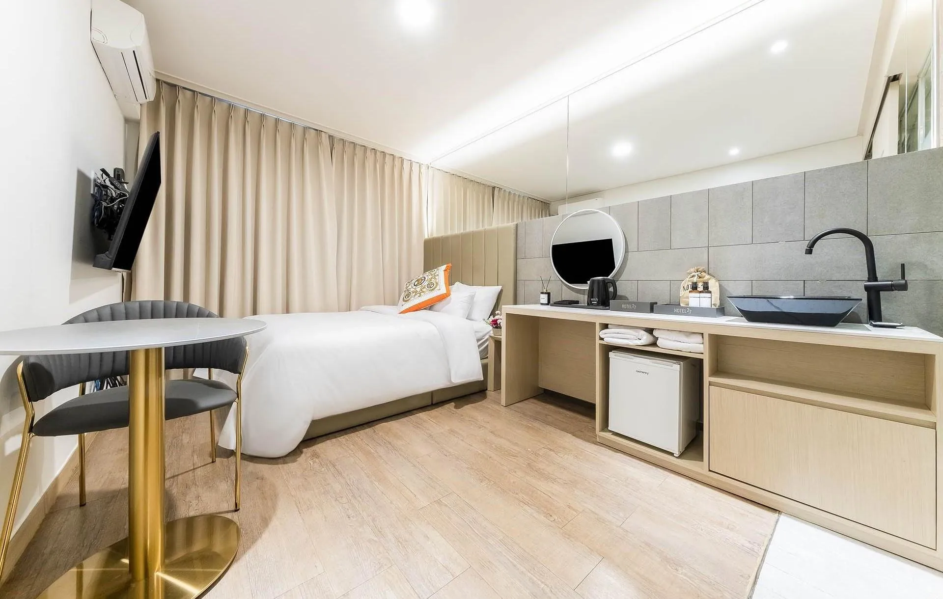 HOTEL 27