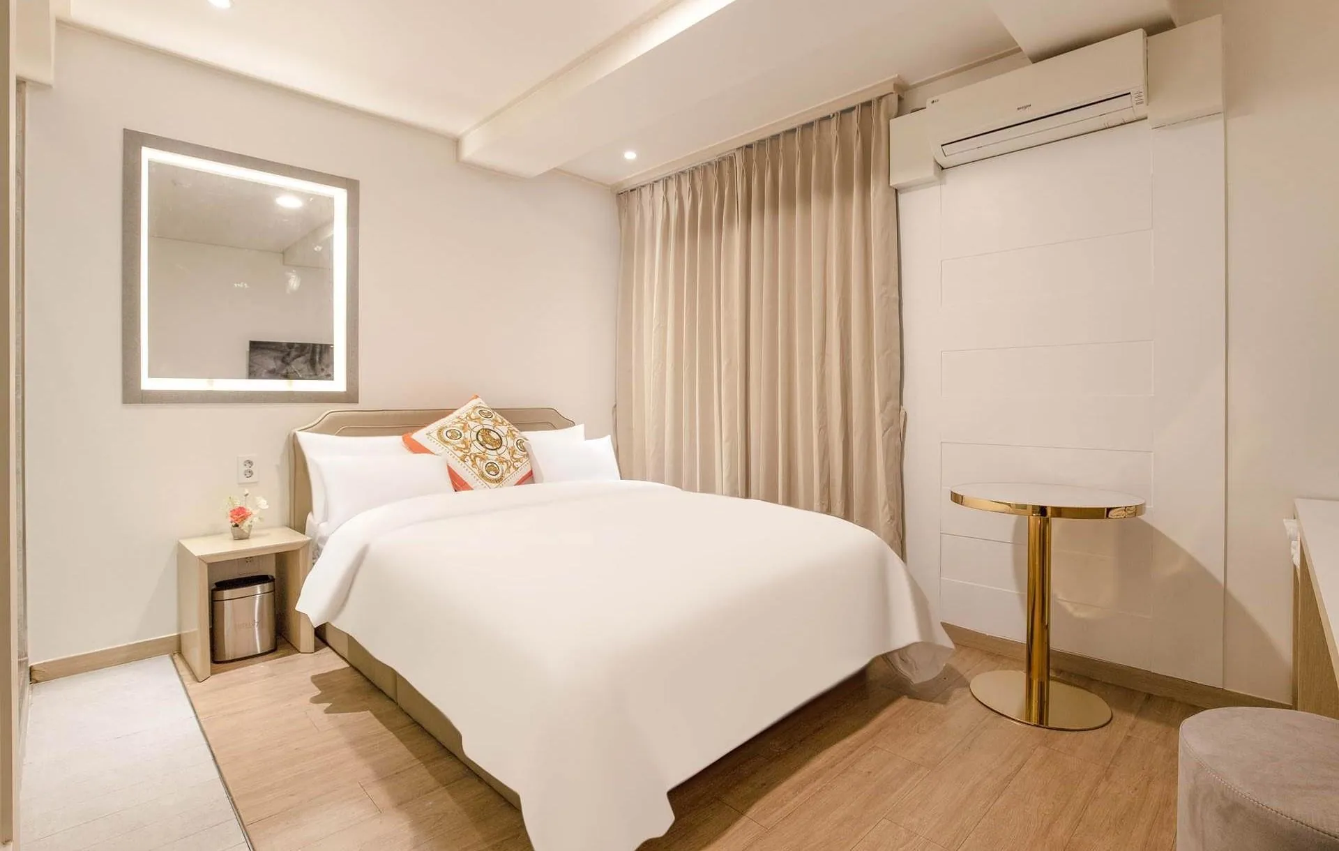 HOTEL 27