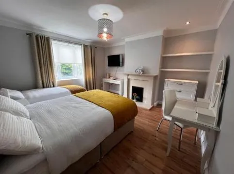 Maya's Lodge