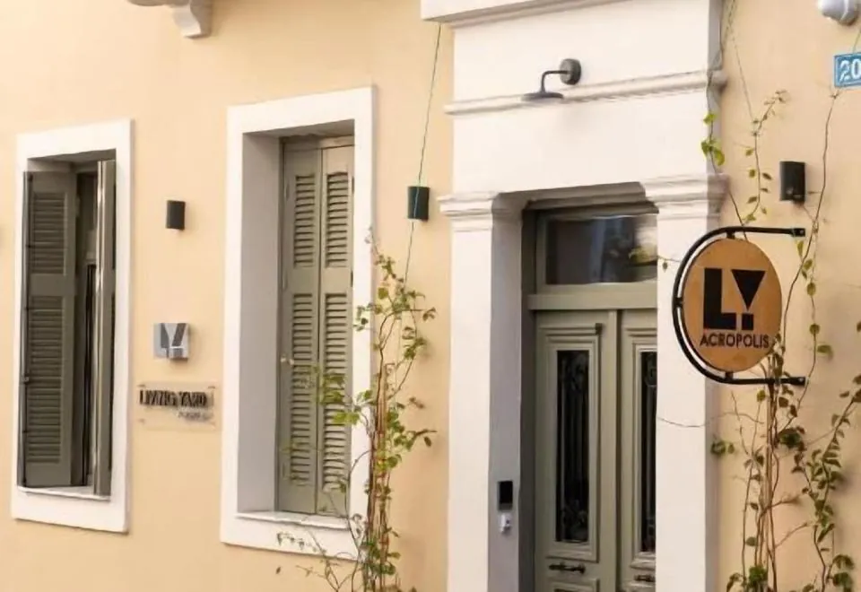 Living Yard Acropolis