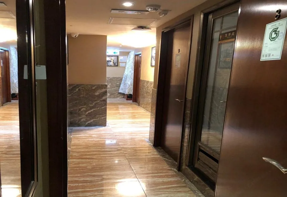 Rich Hotel