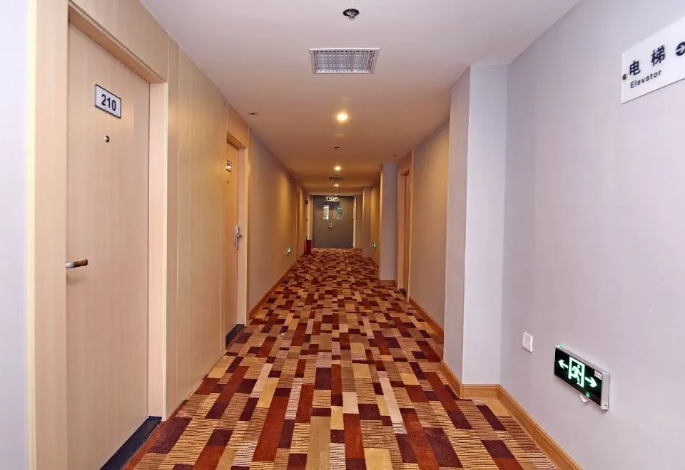 Motel 168 (Shanghai Yangpu Bridge Longchang Road Metro Station)
