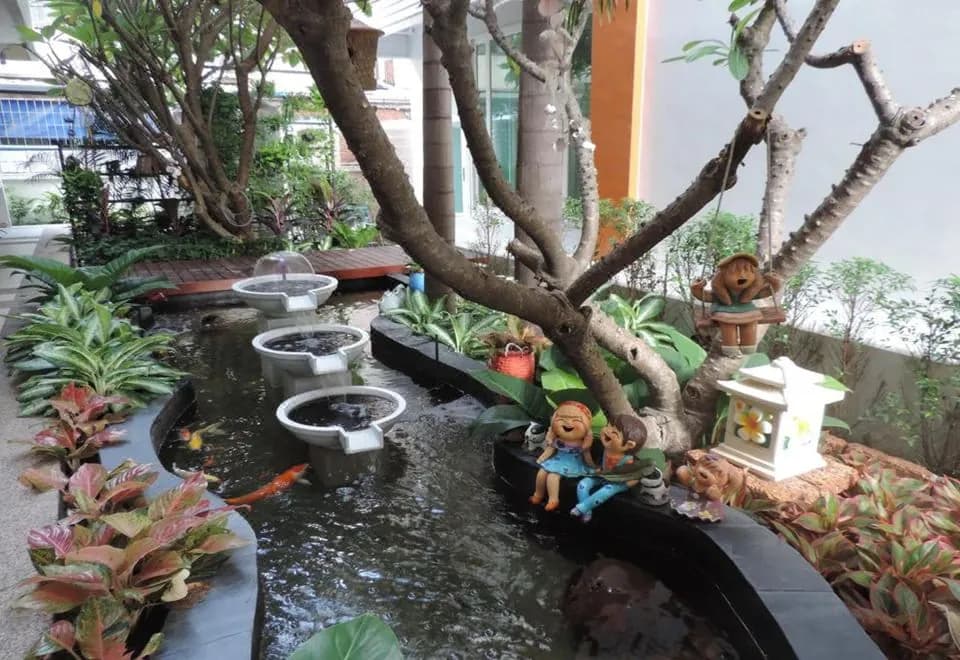 THE GARDEN LIVING