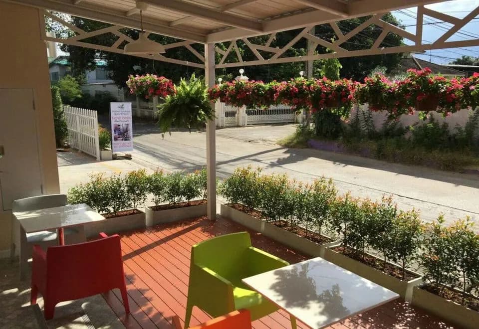 THE GARDEN LIVING