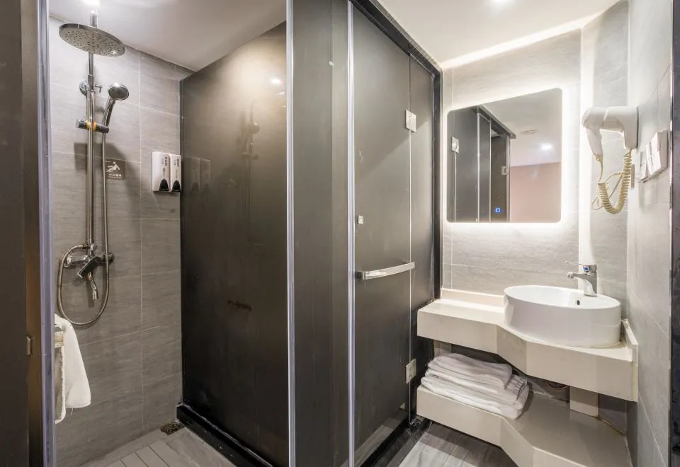 Shanghai Kuke Zhishang Hotel (Nanjing West Road Subway Station Store)