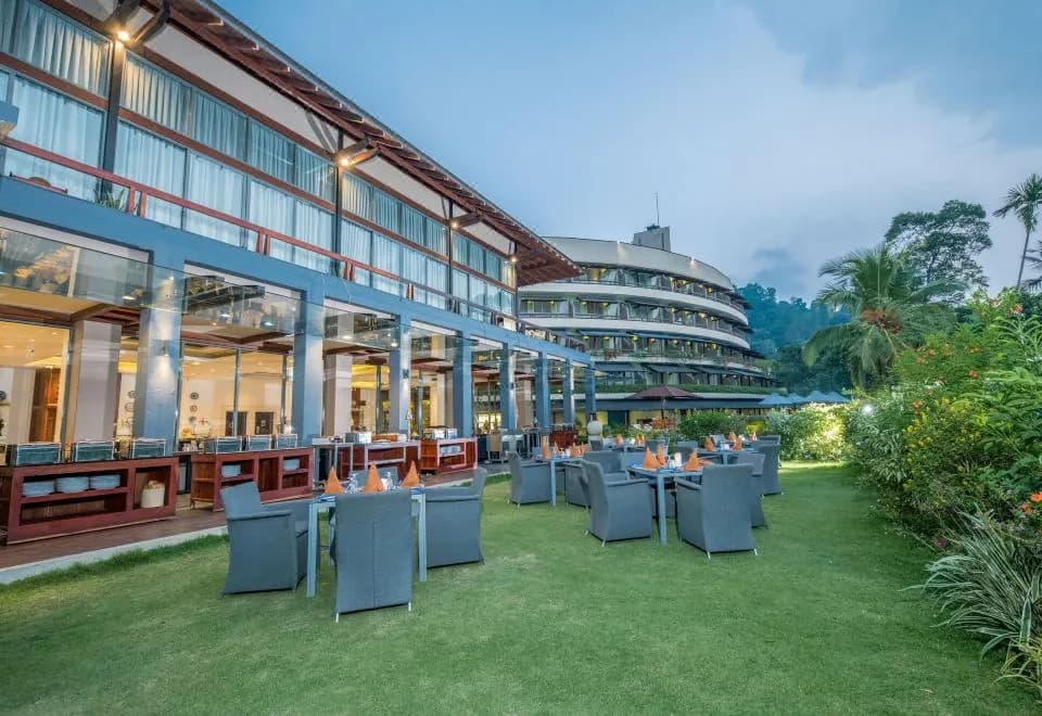 Earl's Regent Hotel