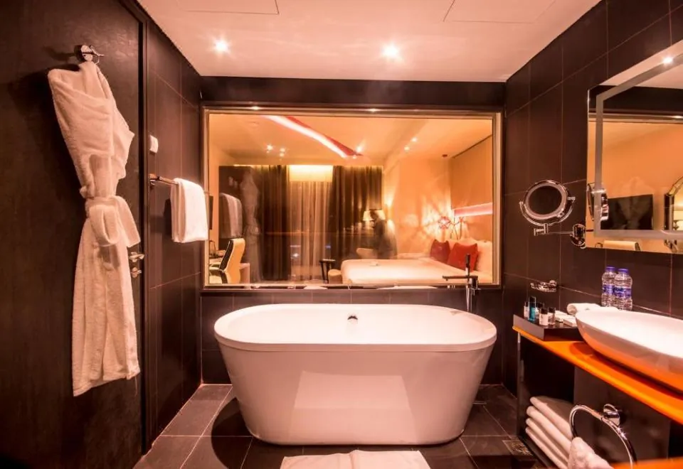 CARNELIAN BY GLORY BOWER HOTEL