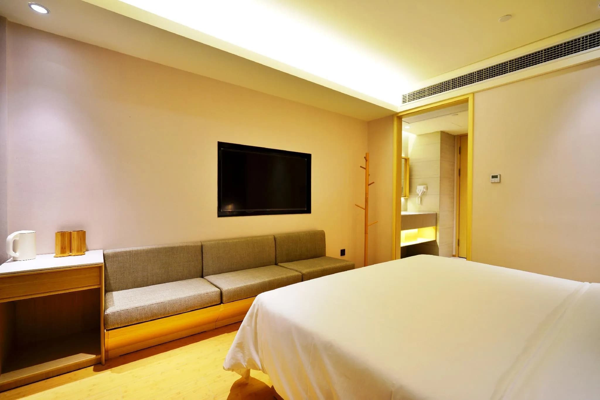 Ji Hotel (Shanghai Jinqiao International Commercial Plaza)