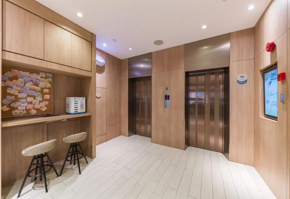 Hanting Youjia Hotel (Shanghai West Nanjing Road Metro Station)