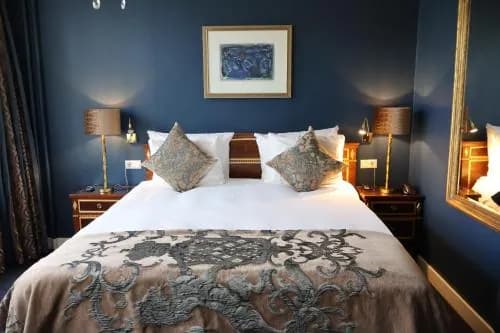 Ambassade Hotel