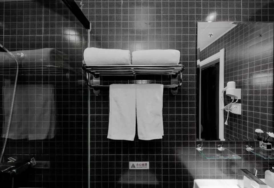 Motel (The Bund, Qipu Road, Tiantong Road Metro Station)