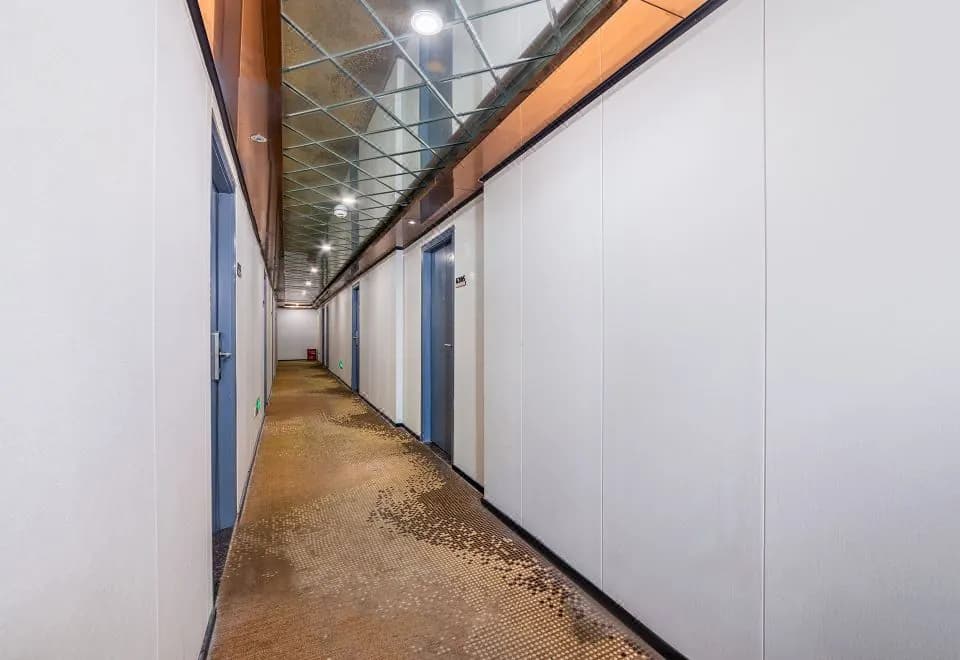 Pebble Motel (Shanghai World Expo Center Changqing Road Subway Station)