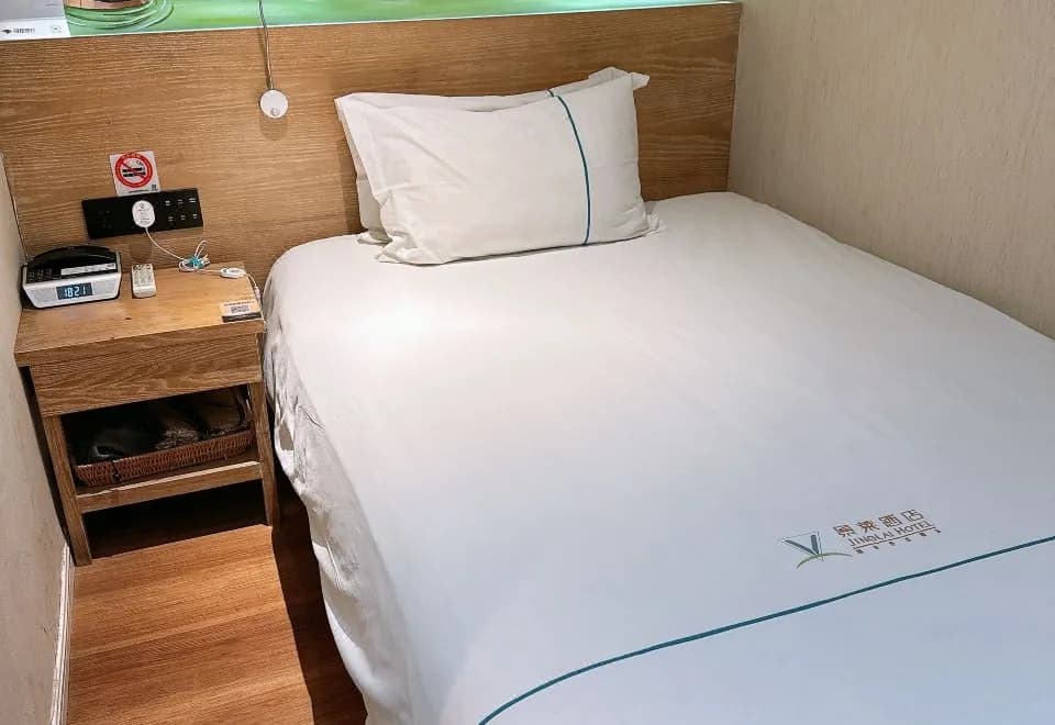 Jinglai Hotel (Shanghai Lujiazui Century Avenue subway station store)