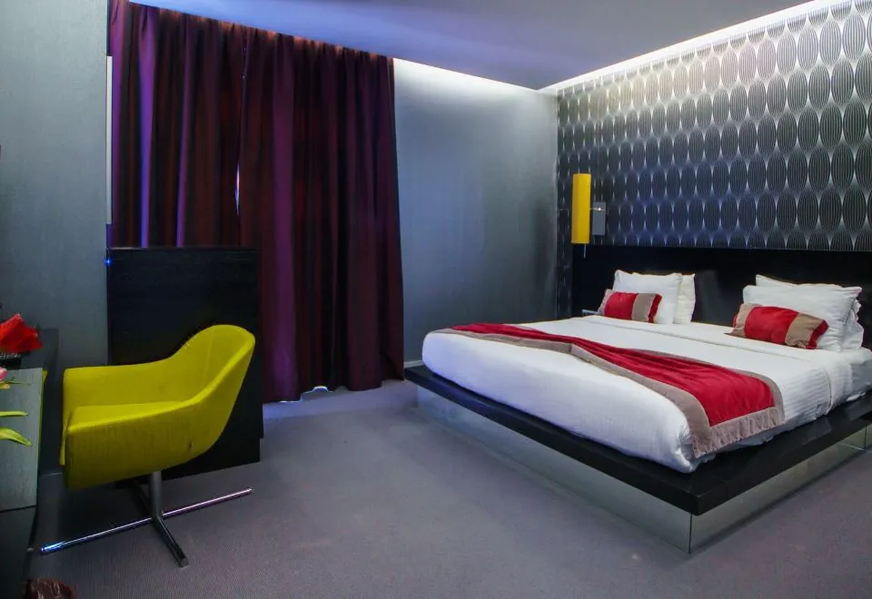 Vernazza Suites Hotel