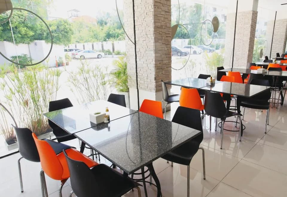 Lee Nova Hotel