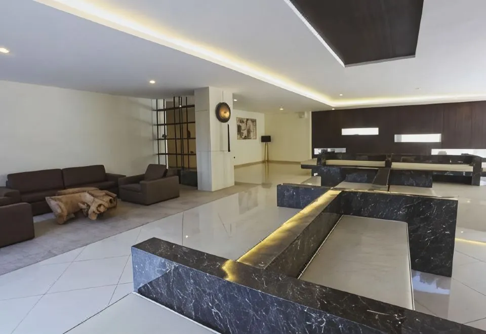 Leenova Hotel