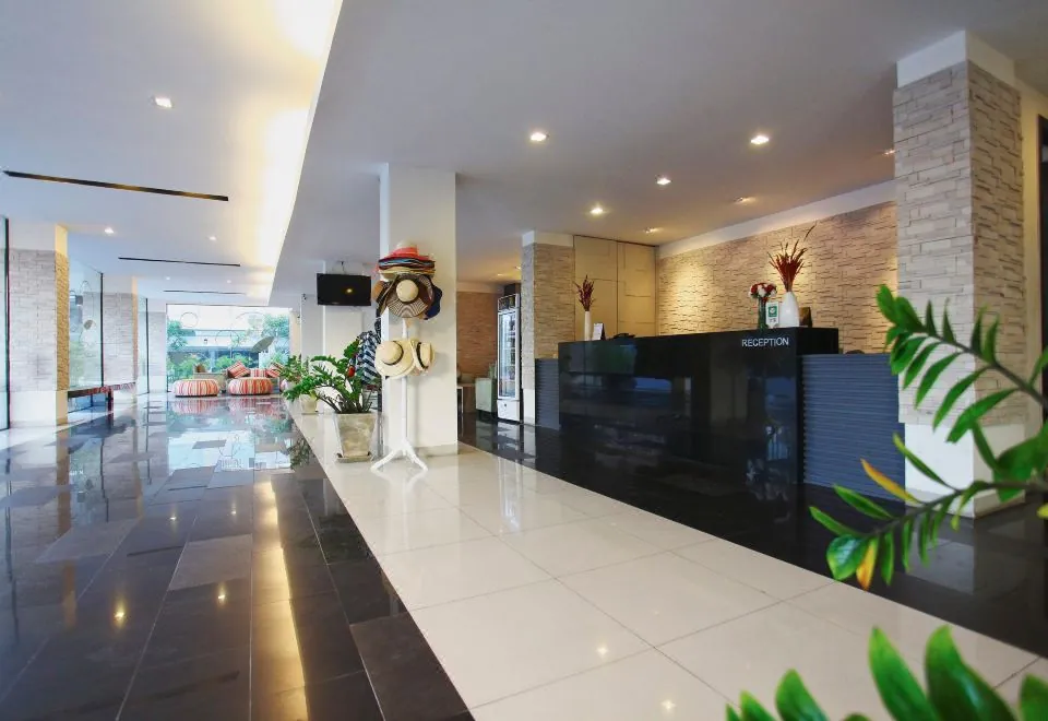 Lee Nova Hotel