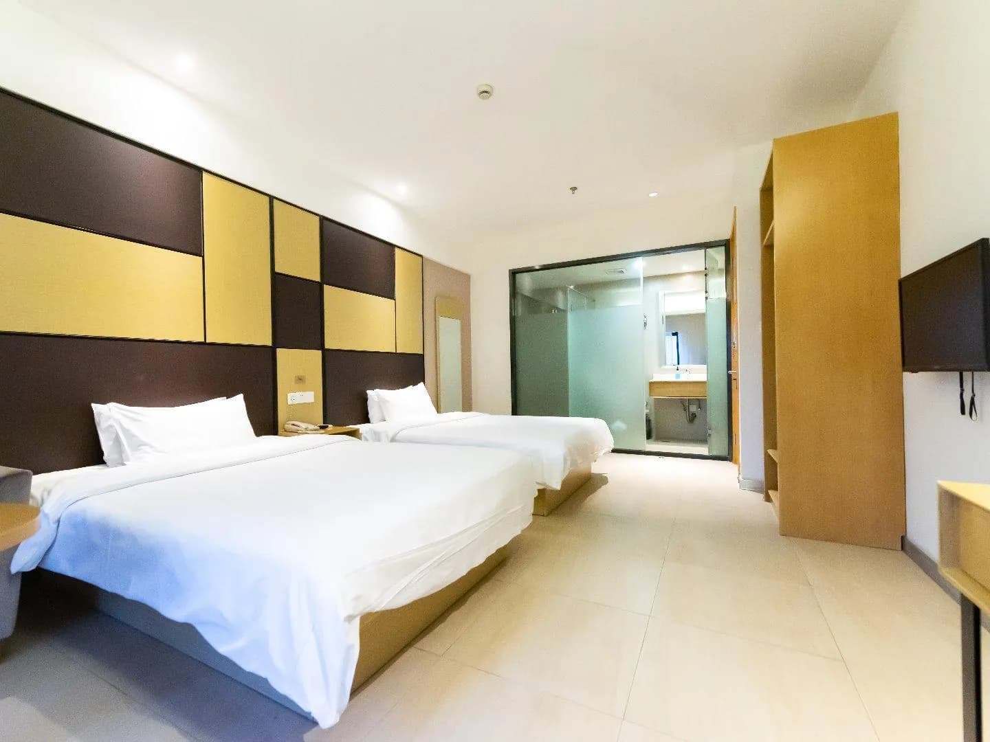 Hanting Hotel (Shanghai Luoshan Road Metro Station)