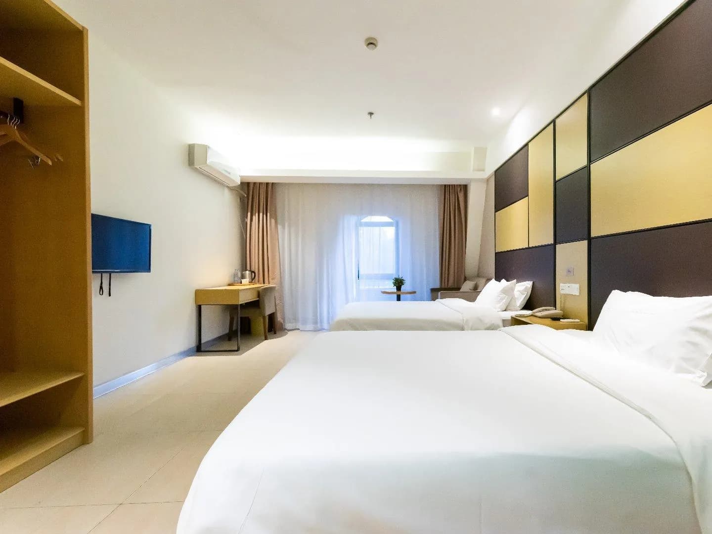 Hanting Hotel (Shanghai Luoshan Road Metro Station)