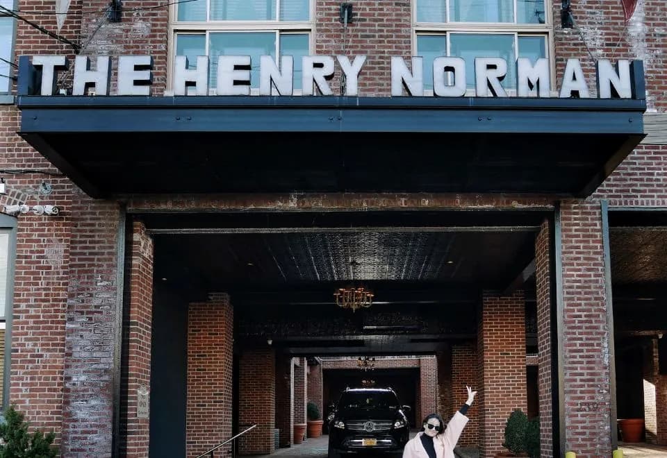 Henry Norman Hotel