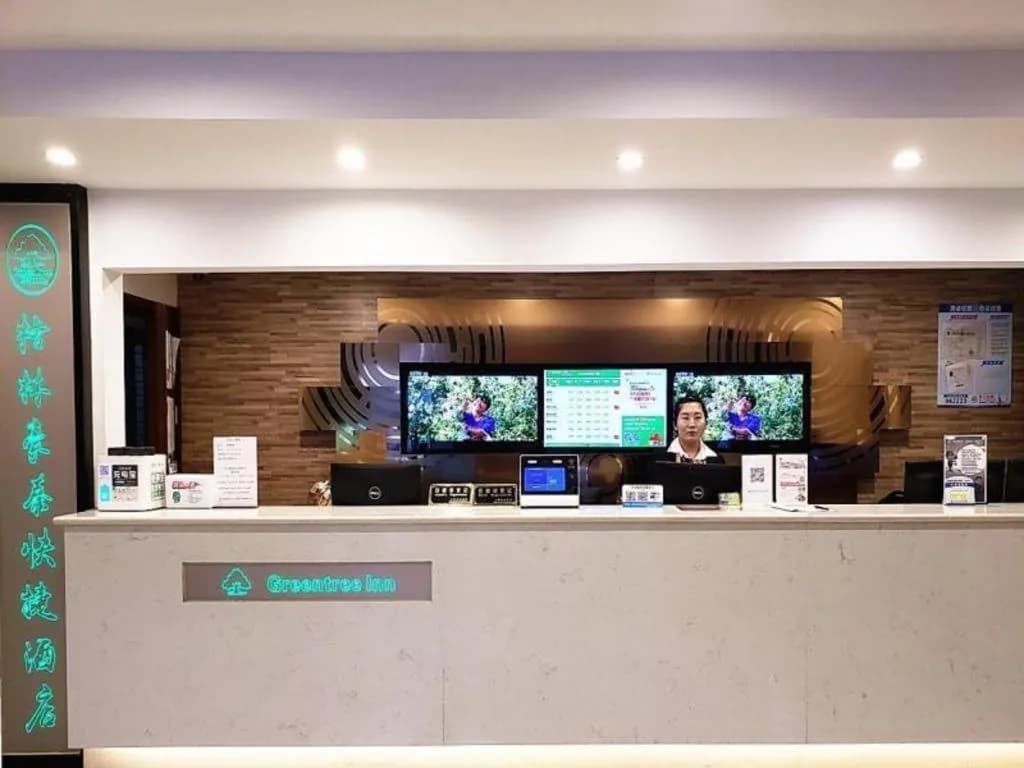 GreenTree Inn Express (Shanghai Disneyland Luoshan Road Metro Station)