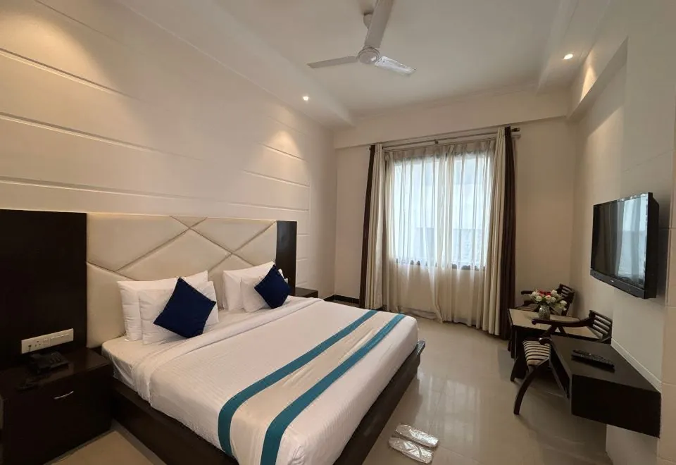 Hotel Crimson Palace