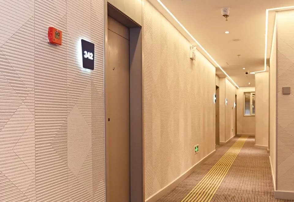 7 Days Inn (Shanghai South Xizang Road Metro Station)