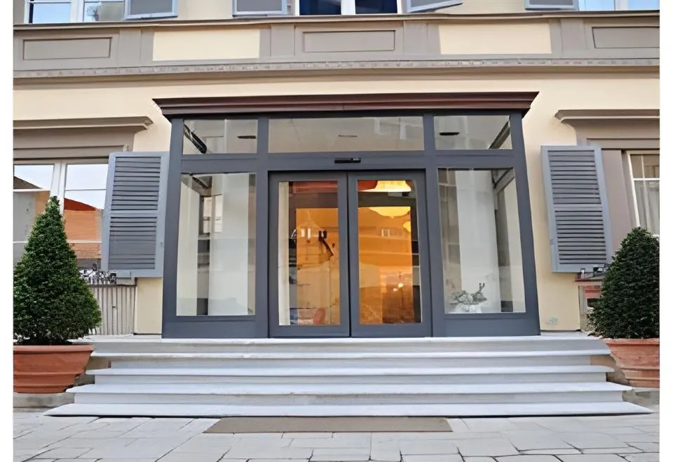 Hotel Embassy