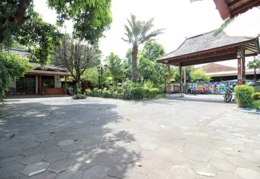 RedDoorz Plus Near Alun Alun Selatan 2