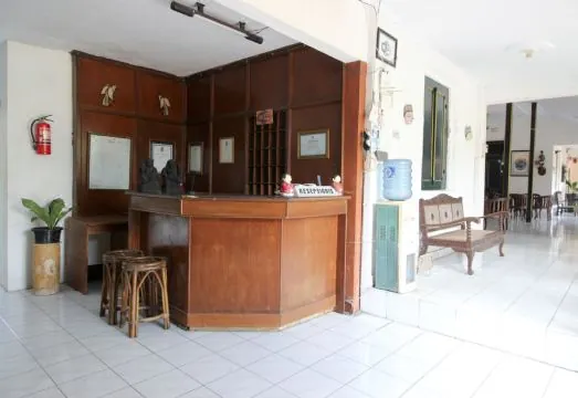 RedDoorz Plus Near Alun Alun Selatan 2