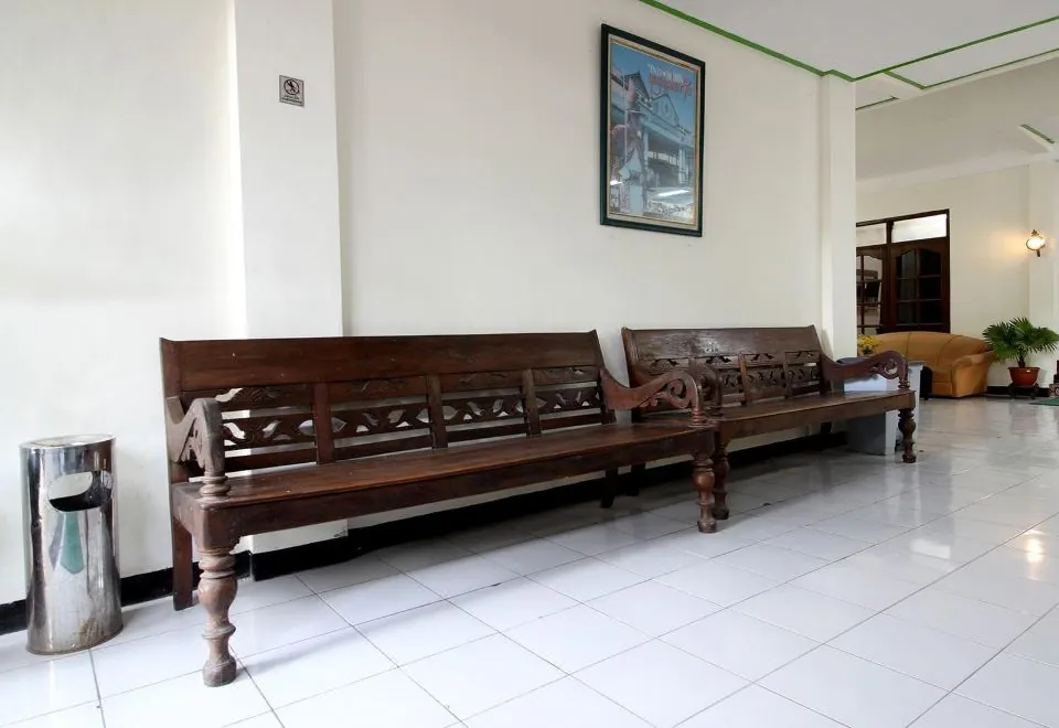 RedDoorz Plus Syariah Near Lempuyangan Station 3
