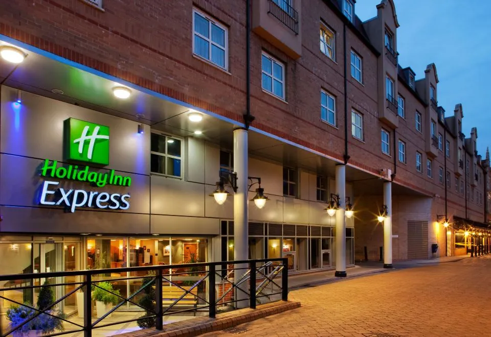 Holiday Inn Express London-Hammersmith, an IHG Hotel