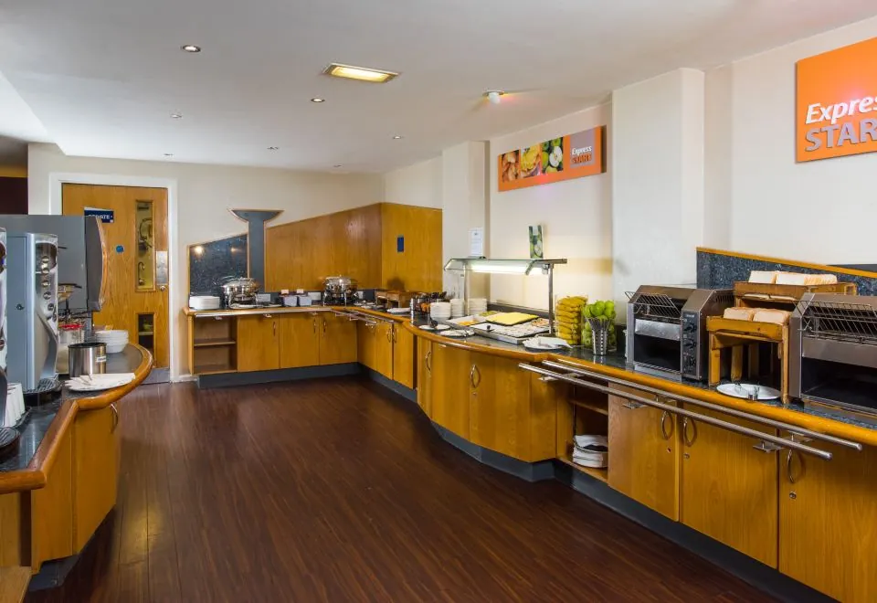 Holiday Inn Express London-Hammersmith, an IHG Hotel