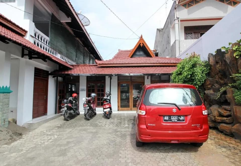RedDoorz Plus Near Alun Alun Selatan