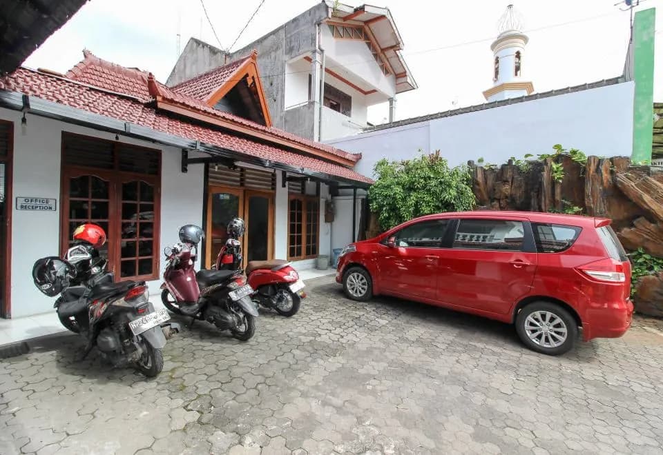 RedDoorz Plus Near Alun Alun Selatan