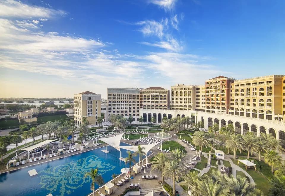 The Ritz-Carlton Abu Dhabi, Grand Canal