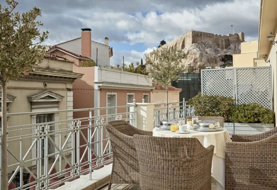 Ava Hotel and Suites