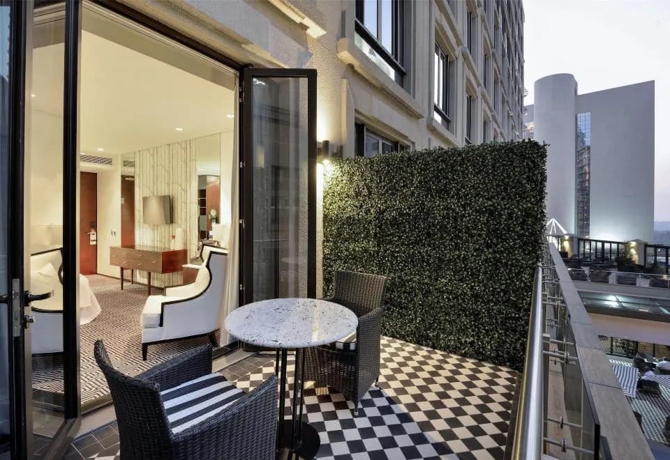 Davinci Hotel on Nelson Mandela Square