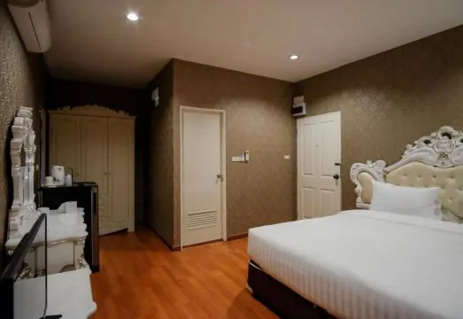 The O-Zone Airport Inn