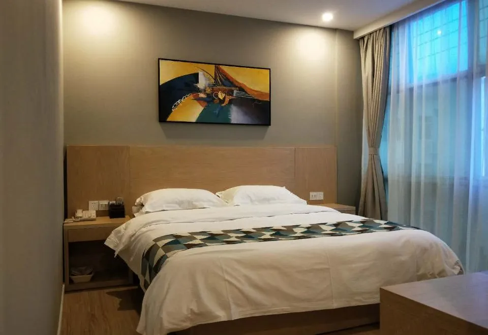Shell Hotel (Shanghai New International Expo Center Fanghua Road Metro Station)