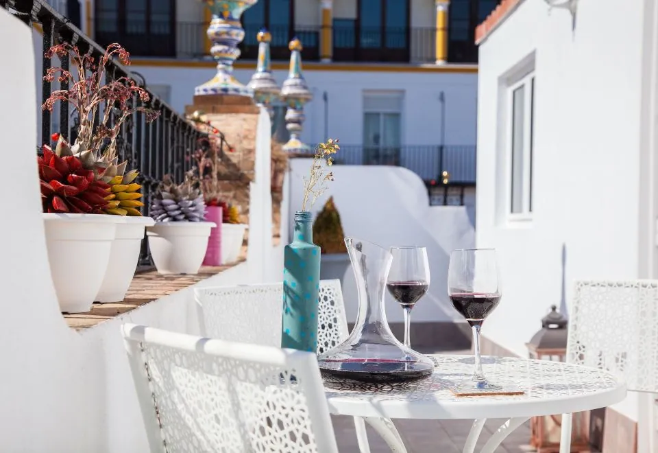 Come to Sevilla Suites del Arenal