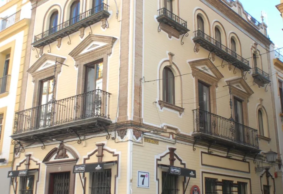 Come to Sevilla Suites del Arenal