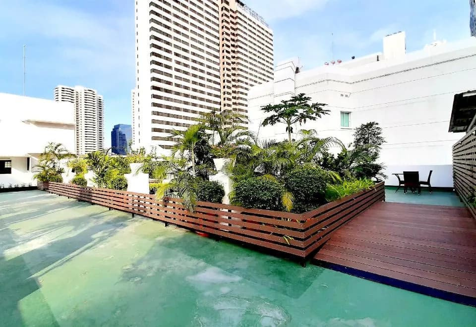 City Plaza Nana Hotel