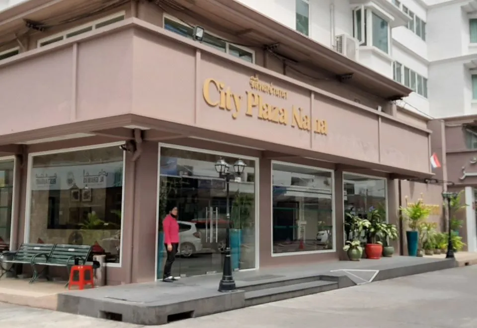 City Plaza Nana Hotel