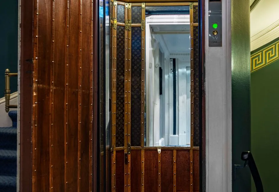 Le Dokhan's Paris Arc de Triomphe, a Tribute Portfolio Hotel