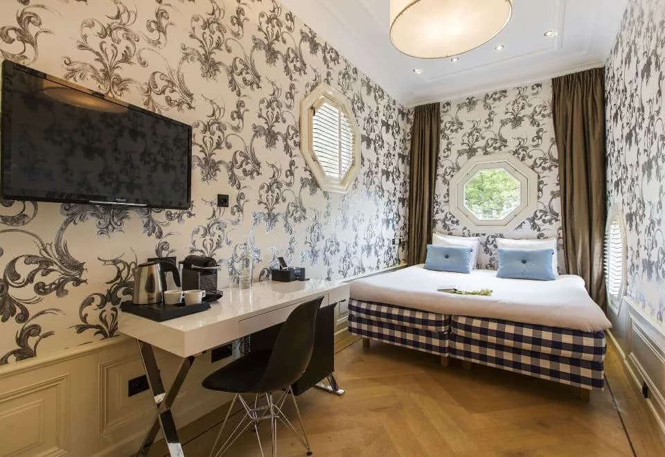 Amsterdam Canal Hotel