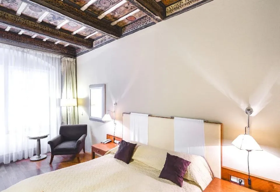 The Golden Wheel Hotel