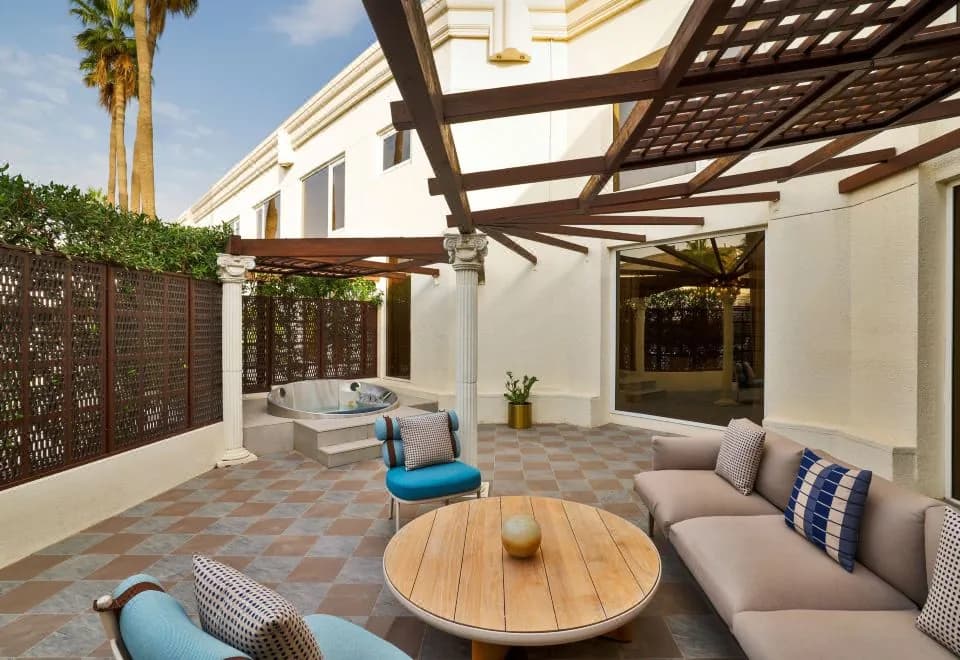 Le Meridien Dubai Hotel, Royal Club & Conference Centre