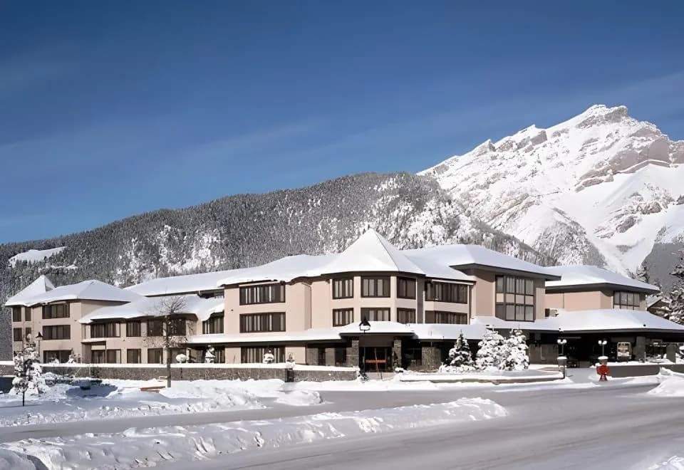 Elk + Avenue Hotel