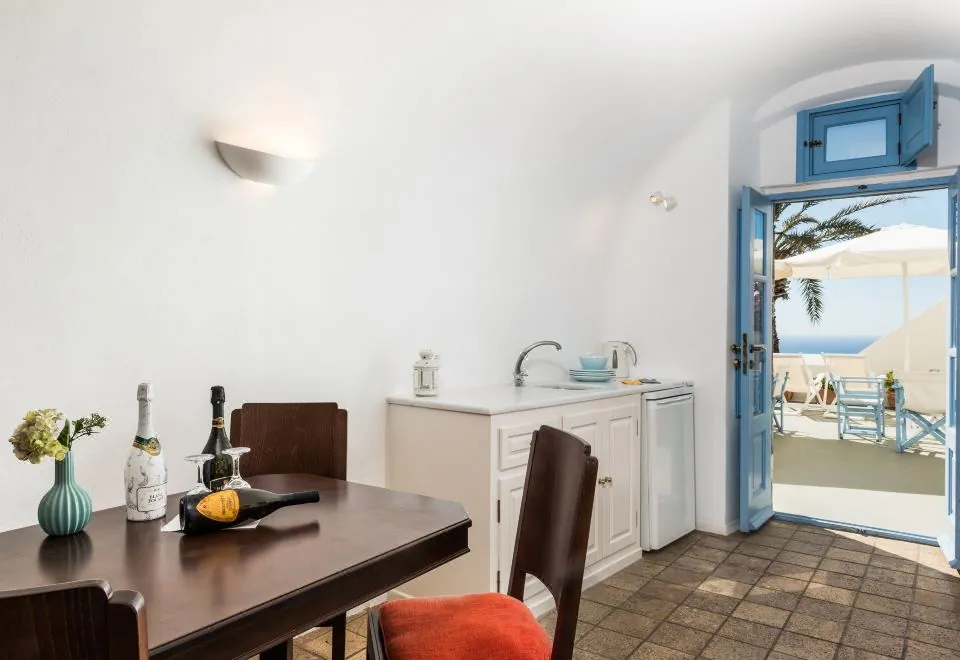 Pantelia Suites